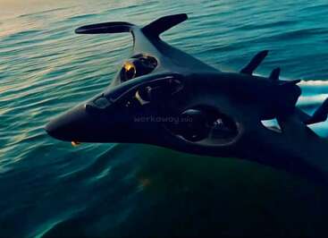 Una elegante y futurista aeronave negra que se asemeja a una manta raya planea a baja altura sobre las tranquilas aguas del océano, con una forma inusual que combina la tecnología avanzada con la inspiración en la vida marina.