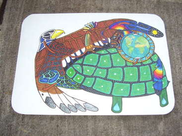 Das Bild zeigt eine lebendige, handgezeichnete Illustration einer Schildkröte mit einem Adlerkopf und einem Globus auf dem Rücken vor einem weißen Hintergrund.