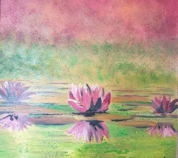 Dieses Bild zeigt ein wunderschönes Gemälde von rosa Lotusblüten, die auf einem ruhigen Teich schwimmen, mit grünen und violetten Spiegelungen und einem sanft verschwommenen, farbenfrohen Hintergrund.