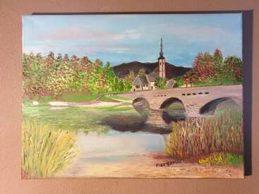 Esta pintura retrata uma cena tranquila à beira do rio, com uma ponte de pedra em arco, águas espelhadas, vegetação exuberante, uma igreja ao longe, montanhas e um céu outonal vibrante.