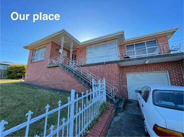 Una casa de ladrillo con barandillas blancas, una escalera y un garaje. Un coche blanco está aparcado en la entrada. Encima aparecen las palabras "Nuestra casa".