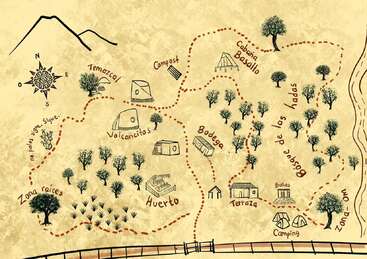 Die handgezeichnete Karte zeigt ein Naturgelände mit Bäumen, einem Garten, einem Temazcal, einem Kompostplatz, Lagerräumen, Hütten, einem Badezimmer, einem Campingplatz, einer Terrasse, vulkanischen Formationen und beschrifteten Wanderwegen.
