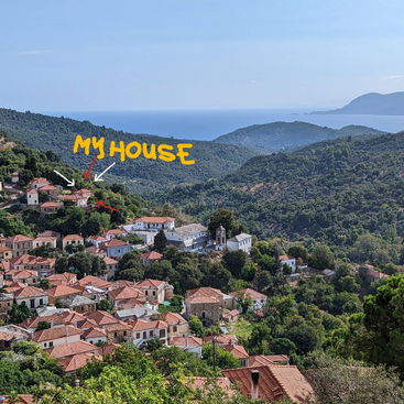 Uma vila pitoresca com casas de telhado vermelho aninhadas entre colinas verdejantes, com vista para o mar distante. "My House" é destacado com uma anotação amarela divertida.