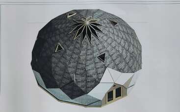 Esta imagen muestra una estructura de cúpula geodésica con un techo estampado, ventanas triangulares y una claraboya central en forma de estrella. La zona de entrada cuenta con paneles de color claro.