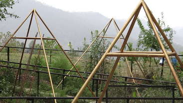 A imagem mostra uma coleção de molduras de madeira, provavelmente para um jardim ou estufa, com uma estética natural e terrosa e um foco em sustentabilidade e ecologia. As molduras estão dispostas de maneira limpa e organizada.