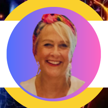 Une femme souriante aux cheveux clairs porte un bandeau coloré. L'arrière-plan est un cercle partagé entre le bleu et le rose, encadré par un anneau jaune, avec des rayures blanches.