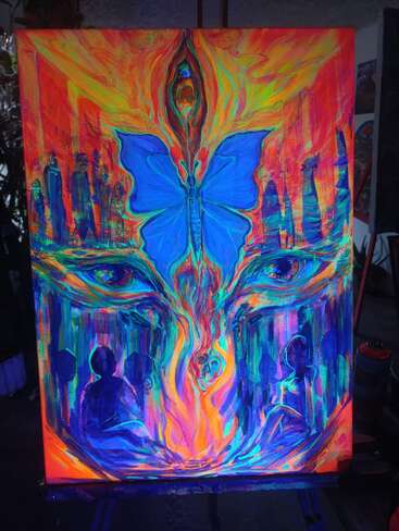 Uma pintura vibrante e psicodélica que retrata uma grande borboleta azul, olhos intensos, silhuetas de pessoas, tons ardentes de laranja e amarelo e formas abstratas místicas e fluidas.