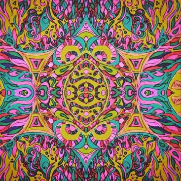 Dieses Bild zeigt ein lebhaftes, symmetrisches psychedelisches Muster mit wirbelnden Formen in Rosa, Gelb, Grün und Blau, die ein faszinierendes, komplexes und farbenfrohes abstraktes Design ergeben.