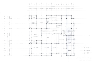 Il s'agit d'un plan architectural dessiné à la main, comportant des pièces étiquetées en japonais, des quadrillages, des colonnes structurelles, des portes, des salles de bains et des mesures, présentant l'agencement traditionnel d'une maison japonaise.