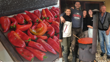 L'image montre des poivrons rouges sur un plateau et un groupe de cinq personnes souriant en plein air à côté d'une casserole de sauce rouge mijotant sur un poêle à bois.