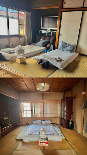 Zwei traditionelle japanische Zimmer sind mit Tatami-Matten, Futon-Betten, Kissen, Ventilatoren und natürlichem Licht ausgestattet. Zur Dekoration gehören eine Gitarre, ein Fernseher, Plüschtiere und eine minimalistische Einrichtung, die eine gemütliche Atmosphäre schafft.