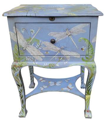 Esta é uma mesa lateral vintage azul com libélulas, borboletas, abelhas e motivos botânicos pintados à mão, o que lhe confere uma aparência artística, caprichosa e inspirada na natureza.
