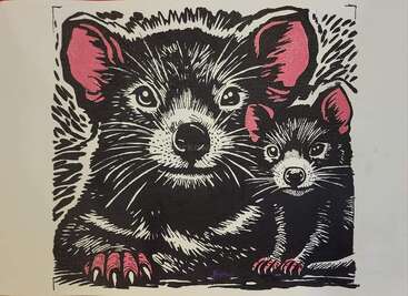 Esta imagem é uma ilustração estilizada de dois demônios-da-tasmânia, com linhas pretas em negrito, orelhas e garras cor-de-rosa e rostos expressivos e detalhados em um fundo branco.