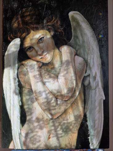 Um anjo melancólico, com asas brancas e cabelos castanhos despenteados, olha com delicadeza, com os braços cruzados sobre o peito. Uma luz texturizada e sombria incide sobre a figura pintada.