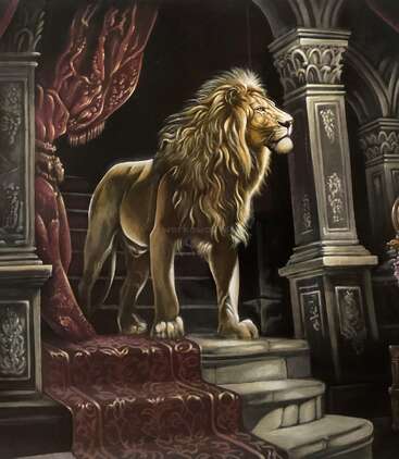 Un majestuoso león se alza confiado sobre una escalinata de piedra ornamentada, rodeado de lujosas cortinas rojas y pilares tallados en un entorno grandioso y regio.