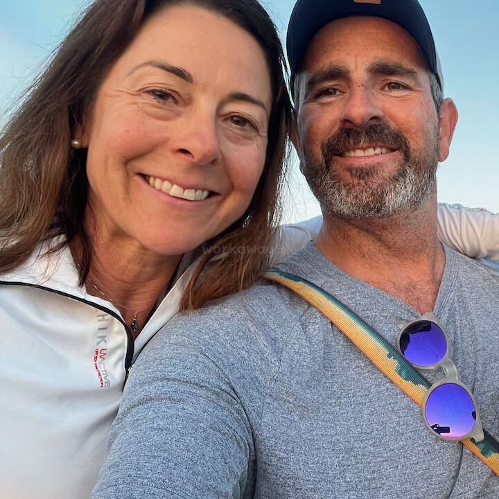 A imagem mostra um homem e uma mulher juntos, com o homem à esquerda e a mulher à direita, ambos vestindo roupas casuais e posando para uma foto.