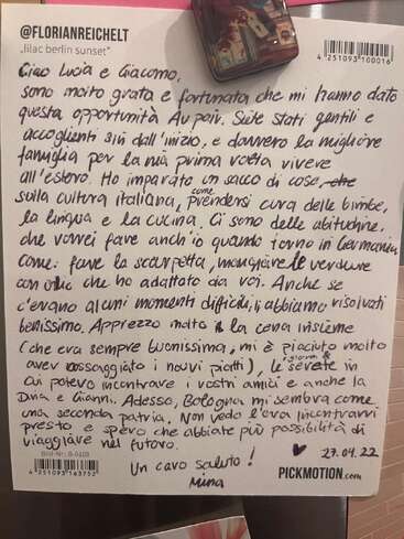 Ein handgeschriebenes Dankesschreiben auf Italienisch, in dem du dich für die Au Pair-Erfahrung bedankst und erwähnst, dass du die italienische Kultur und Küche kennengelernt und eine enge Bindung zu deiner Gastfamilie aufgebaut hast.