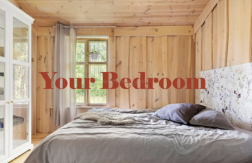 Este acogedor dormitorio cuenta con paredes de madera natural, una cama grande con ropa de cama gris, cabecero de flores, una ventana con luz tenue, vitrina y el texto "Tu dormitorio".