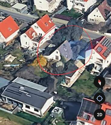 Cette image montre une carte satellite en 3D d'un quartier résidentiel, avec plusieurs maisons. Une propriété est mise en évidence par un cercle rouge.