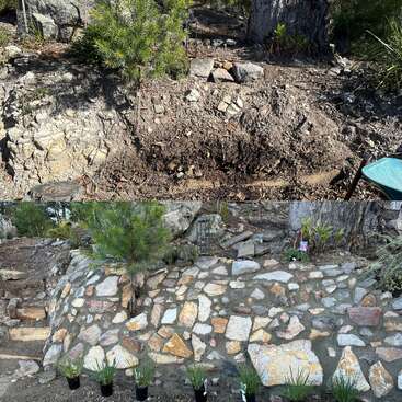 L'image montre l'avant et l'après de la transformation d'une pente dans un jardin : initialement, le sol était nu, puis il a été renforcé par un mur de soutènement décoratif en pierre et de nouvelles plantes ont été ajoutées.