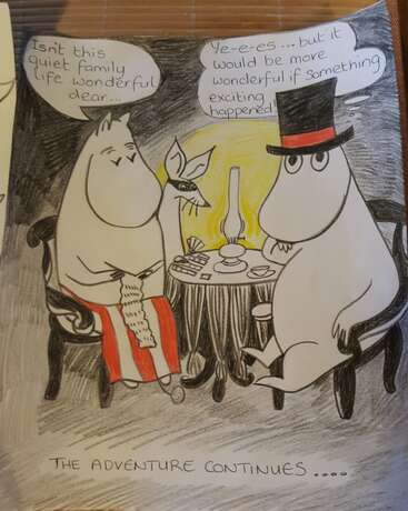 Deux personnages de Moomin sont assis à une table confortable à la lumière des bougies. L'un tricote, l'autre porte un chapeau haut de forme et souhaite quelque chose de plus excitant.