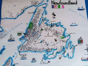 Cette carte illustrée de Terre-Neuve présente les principales villes, les sites touristiques, la faune, les drapeaux et les étendues d'eau telles que le golfe du Saint-Laurent et l'océan Atlantique, mis en valeur de manière artistique.