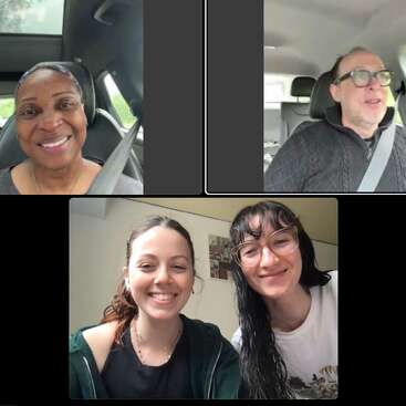 Cuatro personas participan en una llamada virtual, repartidas en tres pantallas, sonrientes. Dos de ellas van en coche y las otras dos están juntas en el interior, con cara de felicidad y amistad.