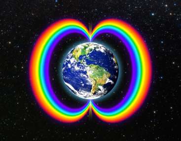 L'image représente la Terre vue de l'espace, entourée d'une aura vibrante aux couleurs de l'arc-en-ciel, sur un fond noir étoilé.