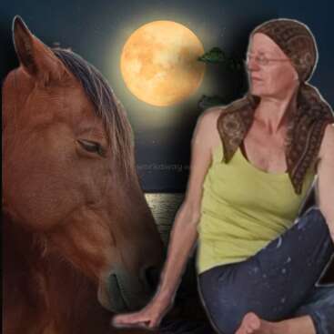 Uma cena serena apresenta um cavalo marrom calmo e uma mulher atenciosa usando um lenço na cabeça, em meio a uma lua cheia brilhante e uma noite estrelada.