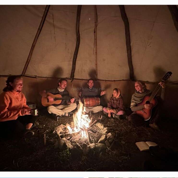 Diese Collage zeigt Menschen, die an einem Lagerfeuer in einem Tipi musizieren, rustikale Häuser, einen grünen Garten, reife Trauben und friedliche, naturnahe Szenen im Freien.