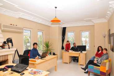 Офис фейсбук дизайн. Фотосессия офис сирен. Жизель бюндхен дьявол носит прада. Офис в стиле стрит-арта. Офис сиренс.