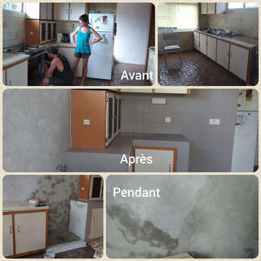A imagem é uma colagem de cinco fotos que mostram o processo de renovação de uma cozinha, com as palavras \"Avant,\" \"Après,\" e \"Pendant\" escritas em texto branco nas imagens.