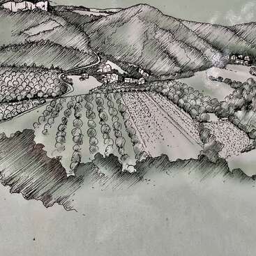 L'image représente une esquisse en noir et blanc d'un paysage rural, avec des collines ondulantes, des champs et des bâtiments, et une route qui serpente à travers la scène.