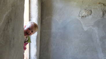La imagen muestra a un niño asomándose detrás de una pared, con una marca de agua que dice "workaway.info" en el centro.