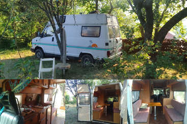Ein weißes Wohnmobil ist zwischen Bäumen geparkt. Die Collage zeigt sein gemütliches, holzverkleidetes Interieur mit Sitzgelegenheiten, Tisch und Küche, das perfekt für ein komfortables Leben im Freien ist.