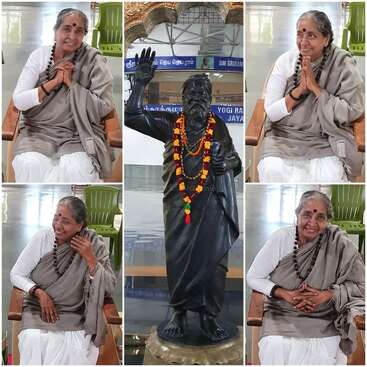 Diese Collage zeigt eine ältere Frau in traditioneller Kleidung, die in verschiedenen Posen sitzend und lächelnd eine zentrale, mit Girlanden geschmückte Statue in einer ruhigen Halle umgibt.
