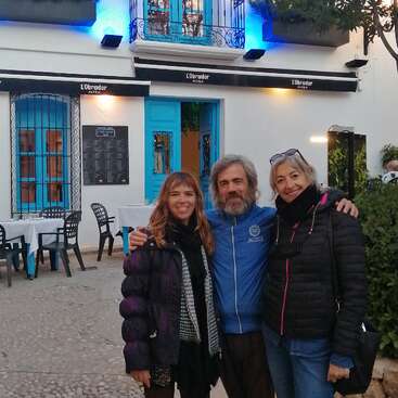 A imagem mostra um grupo de pessoas juntas, com algumas segurando cartazes ou faixas, em frente a um edifício, transmitindo um senso de unidade e ação coletiva.