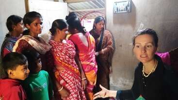 Un groupe de personnes d'origines diverses se réunit, faisant preuve d'unité et d'inclusivité. L'image transmet un sentiment de communauté et d'unité entre les individus. La scène est empreinte d'harmonie et de collaboration.