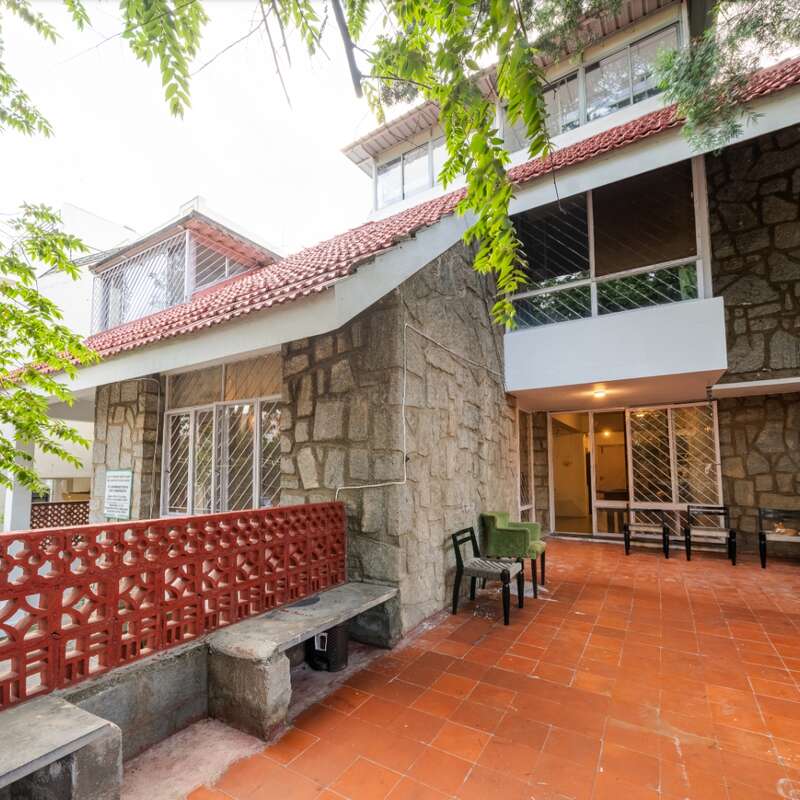 Das Bild zeigt eine ruhige Umgebung im Freien, mit einem großen Baum und einem Gewässer, mit einer Grasfläche im Hintergrund, die ein Gefühl von Ruhe und natürlicher Schönheit vermittelt.