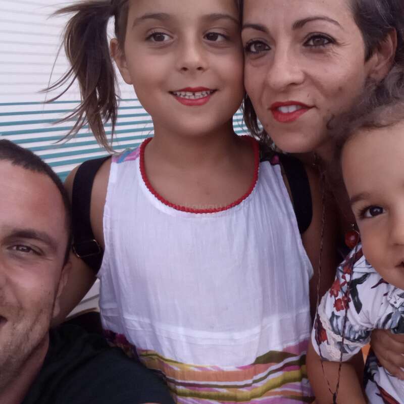 La imagen muestra a una familia de cuatro miembros posando para un selfie, con la madre y el padre a la derecha y sus dos hijos en el centro y a la izquierda.