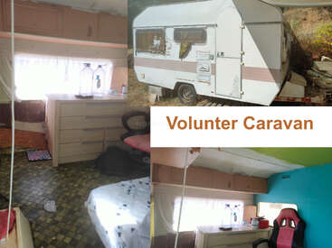 Diese Collage zeigt das Innere und Äußere eines weißen Wohnwagens für Freiwillige mit einfachen Möbeln, bunten Wänden, Schubladen und verschiedenen Alltagsgegenständen. Text "Volunteer Caravan".