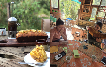 Draußen gibt es frischen Kaffee, hausgemachten Kuchen und Ananas; drinnen falten zwei Frauen an einem rustikalen Tisch Papier, eine hält ein Huhn.