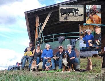 Una familia multigeneracional sentada frente a un granero con perros, destacando la vida rural. Las imágenes insertadas muestran ganado, preparación de alimentos y un zorro cerca de un remolque de ganado.