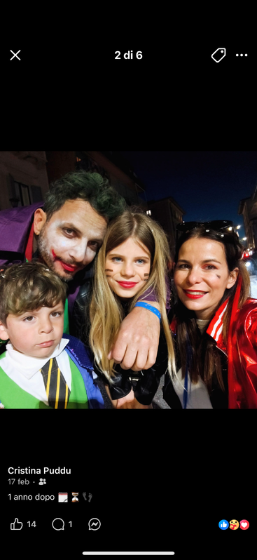 Une famille de quatre personnes déguisées pose ensemble de nuit. Le père est déguisé en Joker ; les autres portent des tenues et du maquillage amusants et festifs.
