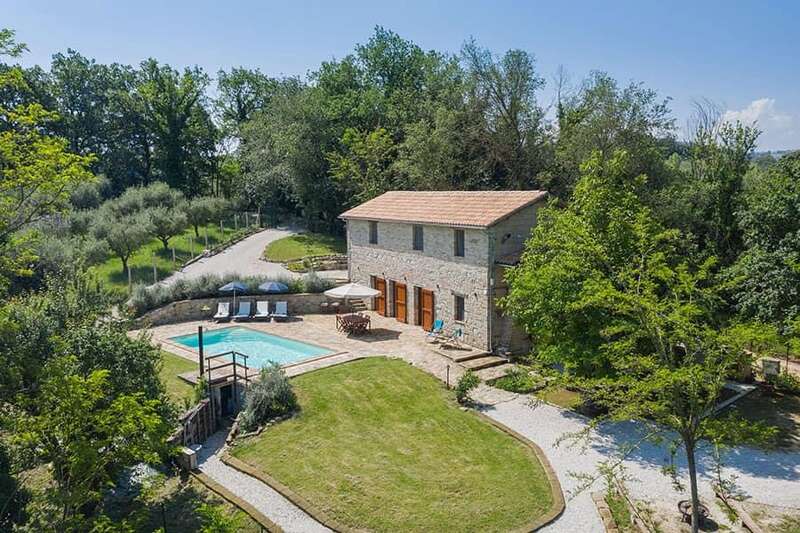 L'image représente une scène sereine d'une maison avec une grande cour, comprenant une piscine et un arbre, entourée d'une clôture, transmettant un sentiment de tranquillité et de paix.