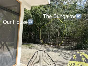 L'image représente un extérieur ensoleillé avec des zones identifiées : « Notre maison » à gauche et « Le bungalow » dans les bois, entouré d'un cadre jaune.