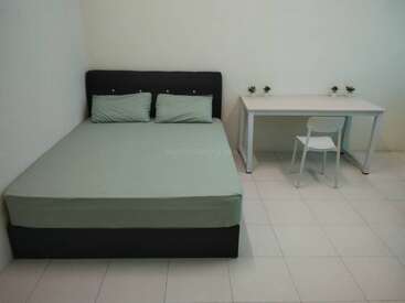 Cette image montre une chambre minimaliste avec un lit bien fait, un bureau blanc, une chaise simple et de petites plantes décoratives posées sur le bureau.