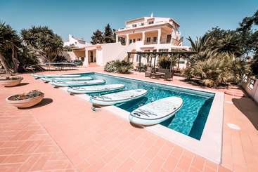 L'image représente un cadre extérieur serein avec une piscine et des arbres environnants, évoquant un sentiment de détente et de tranquillité, probablement à des fins promotionnelles ou esthétiques.