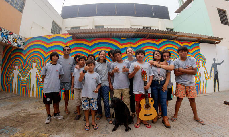 A imagem mostra um grupo de pessoas reunidas, com uma variedade de idades e gêneros, demonstrando unidade e união. A cena exala um senso de comunidade e propósito compartilhado.