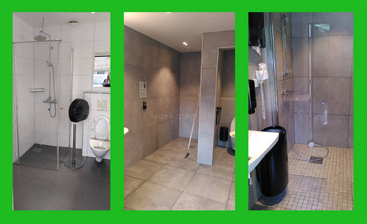 Das Bild zeigt drei moderne, barrierefreie Bäder mit begehbaren Duschen, Toiletten und Sicherheitseinrichtungen. Alle sind mit grauen Fliesen, Glastrennwänden und einer leuchtend grünen Bordüre ausgestattet.